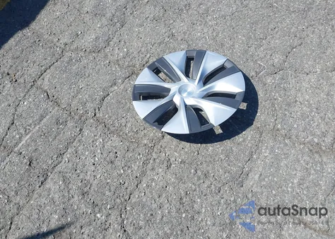 2023 Tesla Model Y Awd/Long Range Dual Motor All-Wheel Drive z USA, uszkodzony, nr VIN 7SAYGAEE0PF806900